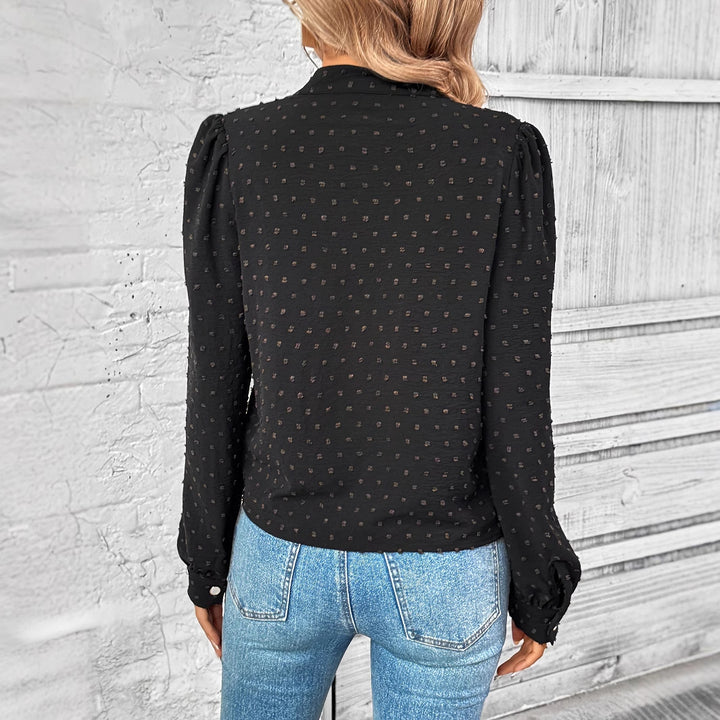 Dame elegant bluse med ruffle detaljer og ædelt knapdesign Stilla