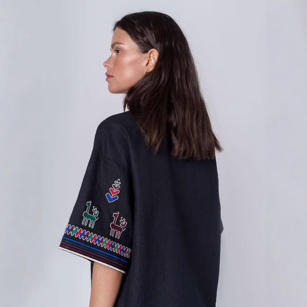 Dame kortærmet bluse med kunstnerisk dyrebroderi design og afslappet snit Stilla