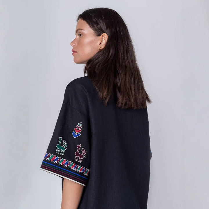 Dame kortærmet bluse med kunstnerisk dyrebroderi design og afslappet snit Stilla