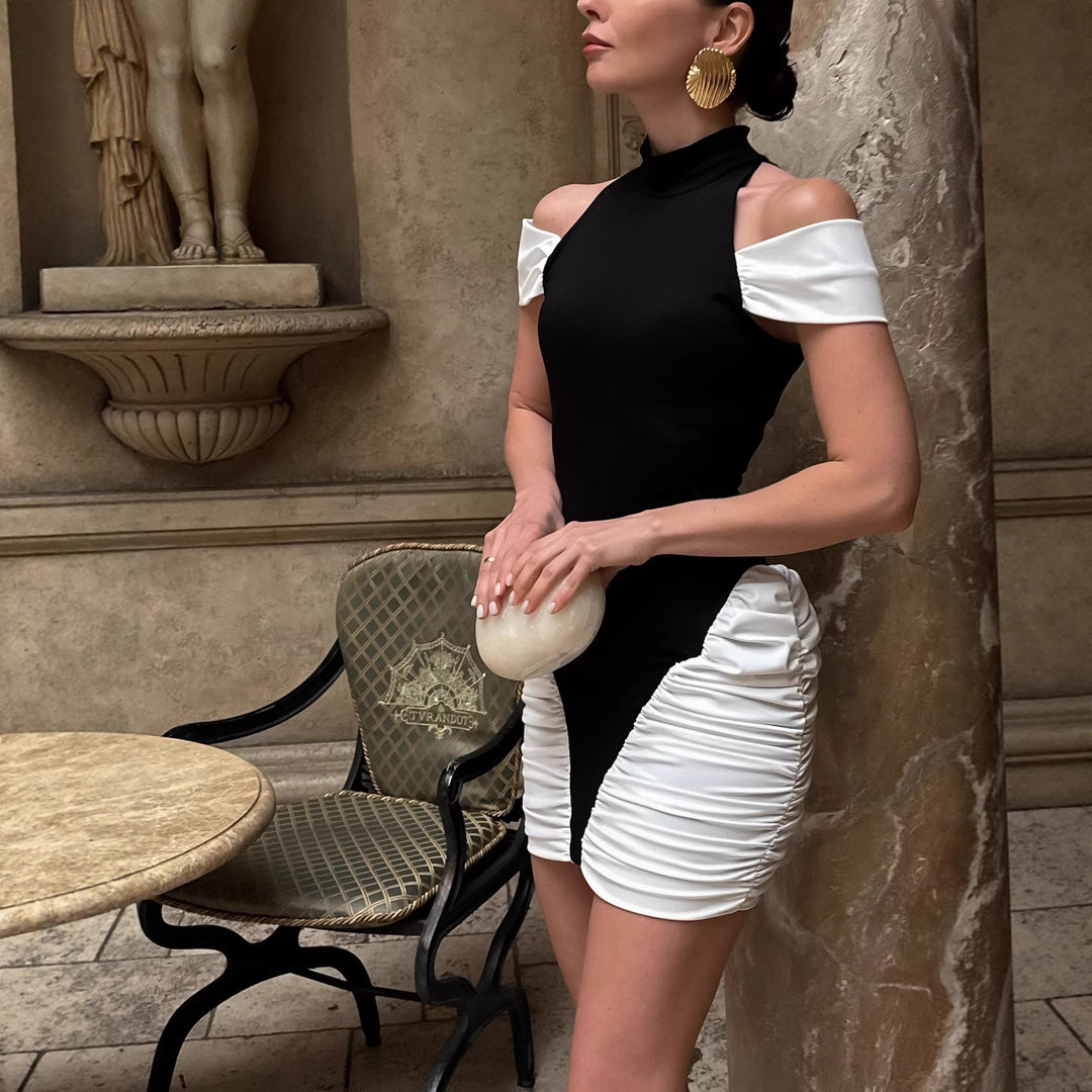 Dame elegant minikjole med asymmetrisk design og stilfulde flæsedetaljer Skovae
