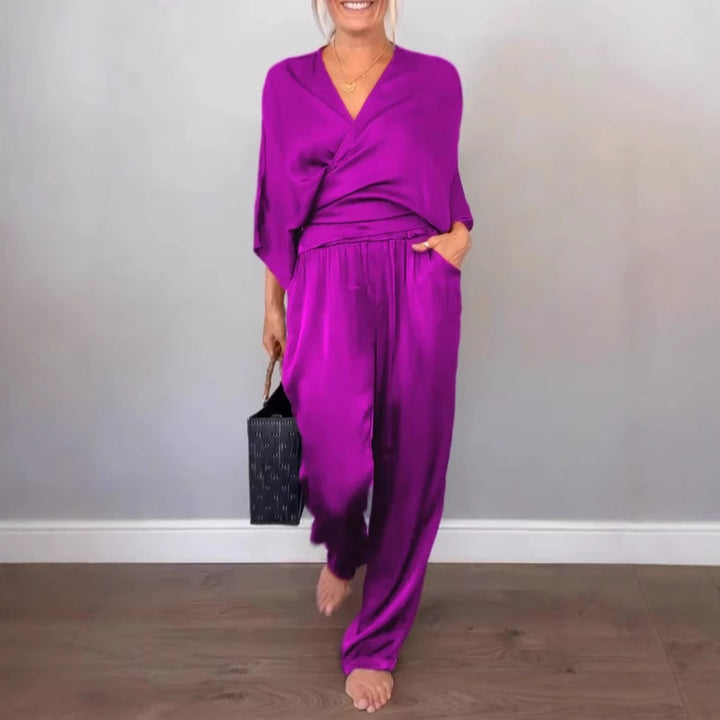 Dame Satin-Loungewear-sæt med elegant indpakningsdesign og bredt ben Stilla