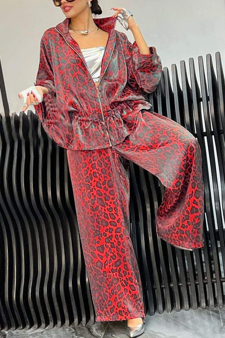 Dame Lounge-sæt med modigt leopardprint og afslappet snit Stilla