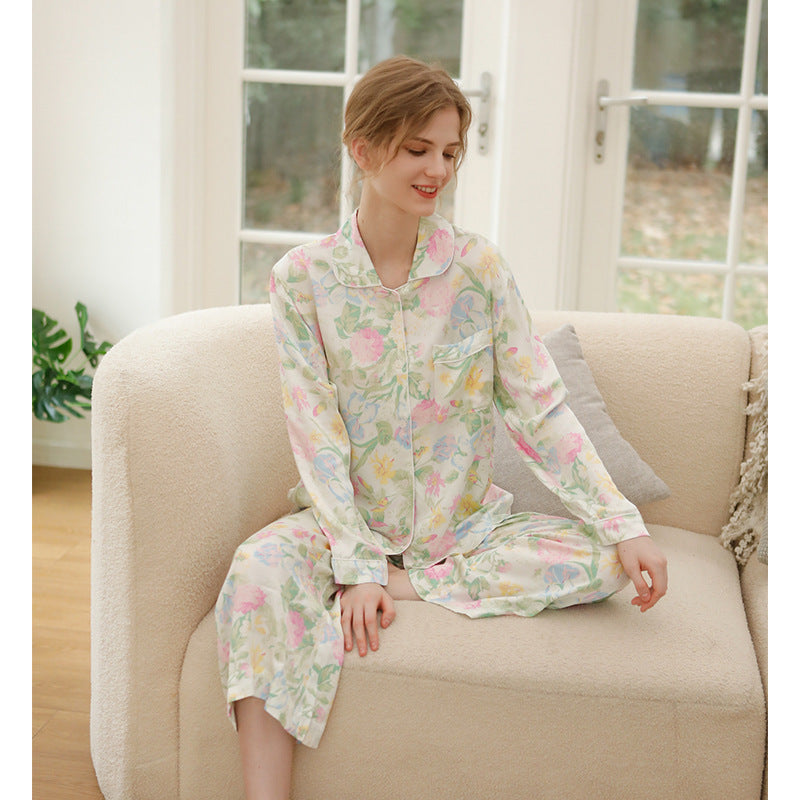 Dame sommerligt pyjamas-sæt lavet af let, åndbart materiale med blomstermønster Stilla