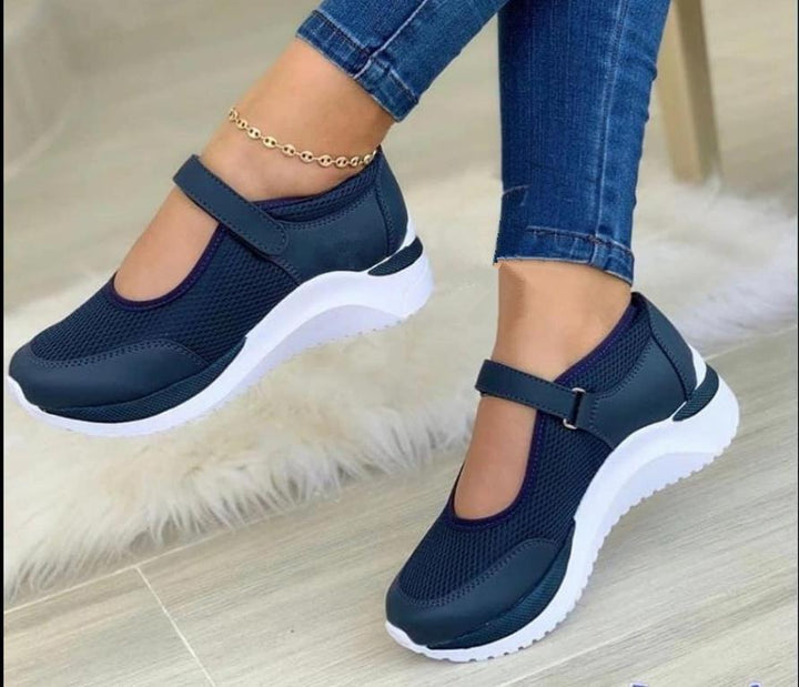Dame Slip-On Sneakers med åndbart mesh-overflade og justerbar rem Stilla