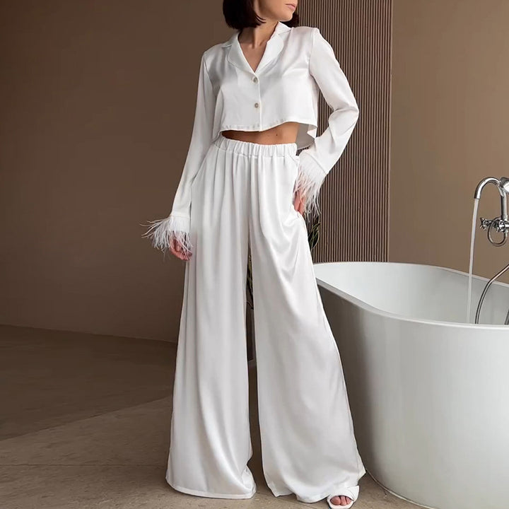 Dame Elegant cropped top og løstsiddende bukser med fjerdetaljer Stilla