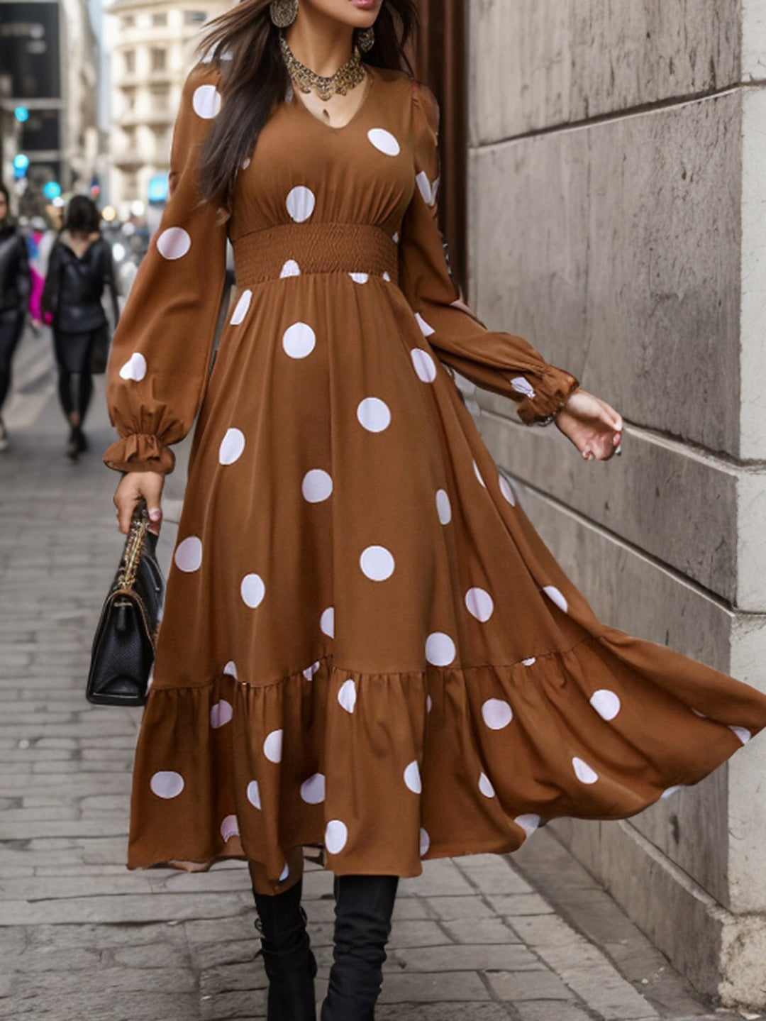 Dame maxikjole med voluminøse ærmer og moderne polka-dot mønster Stilla