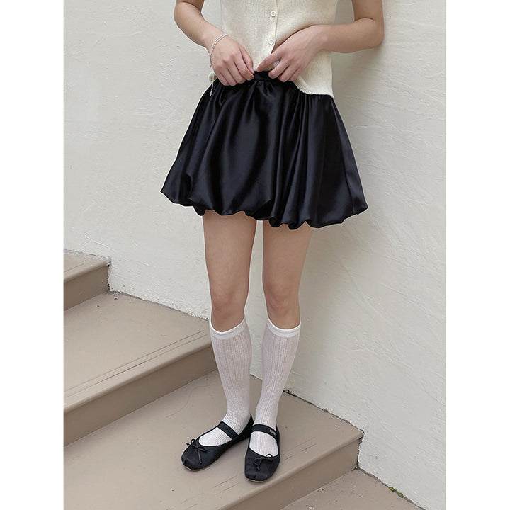 Dame luftig mini nederdel lavet af skinnende satin med elastisk taljebånd og flæser Stilla