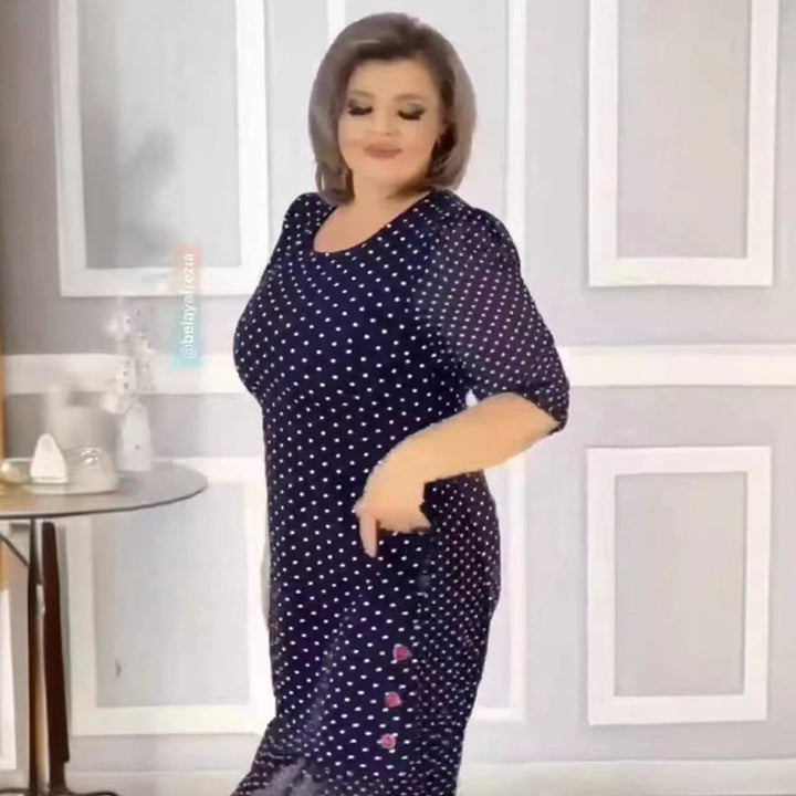 Dame fritidskjole med elegant prikkemønster og feminine flæsedetaljer Stilla