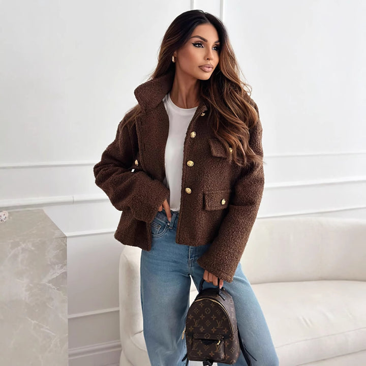 Dame elegant teddyjakke med gyldne knapper og påsyede lommer Stilla
