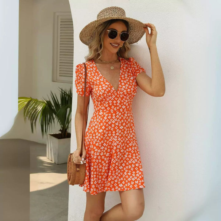 Dame sommerkjole med blomsterprint i elegant snit Stilla