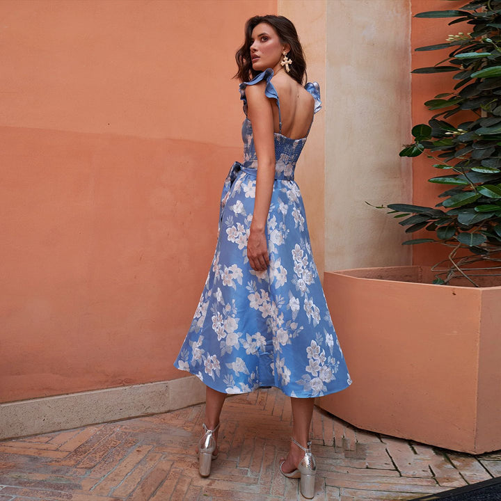 Dame blomsterkjole med elegante ruffledetaljer og figursyet snit Skovae