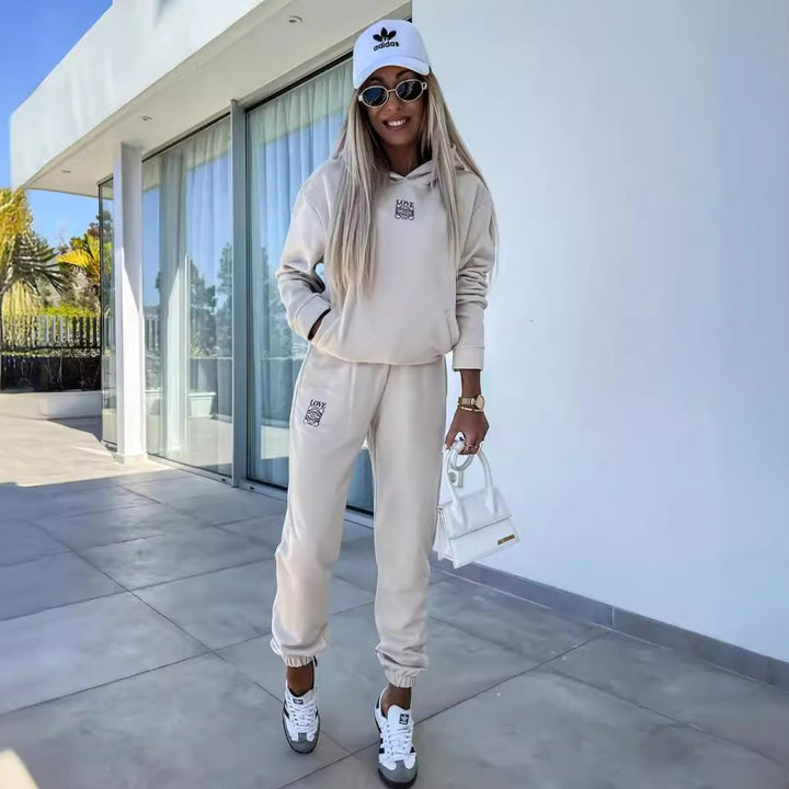 Damer sporty loungewear sæt med hætte og elastiske manchetter Skovae