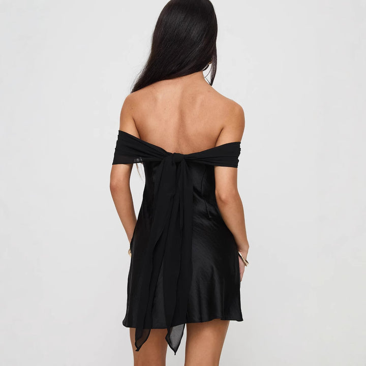 Dame Off-Shoulder Minikjole lavet af flydende materiale Stilla