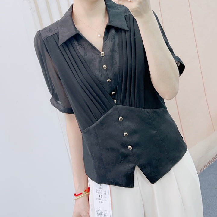 Damebluse med raffinerede folder og dekorative knapper Stilla