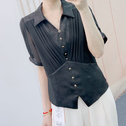 Damebluse med raffinerede folder og dekorative knapper Stilla