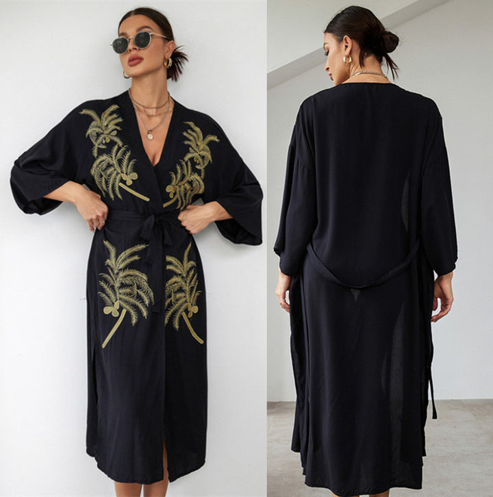Dame lang kaftan med kunstneriske palme-broderier og bindebælte Stilla