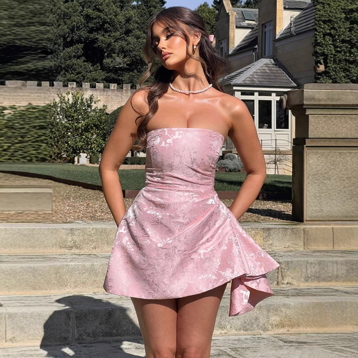 Dame strapless aften kjole med asymmetrisk kant og blomsterformet design Skovae
