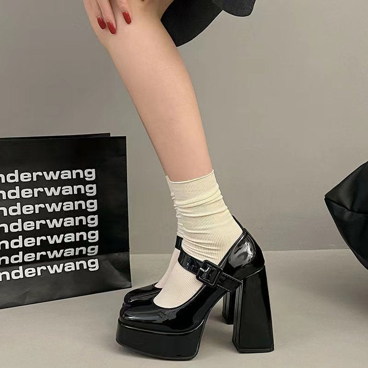 Damer Mode Plateau-Pumps med skinnende lakoverflade og dekorativ spænde lukning Stilla