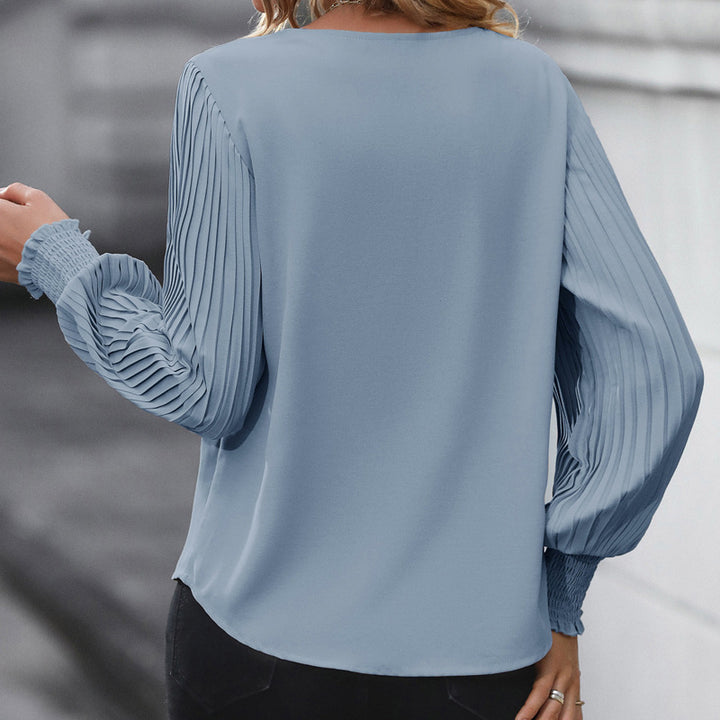 Damebluse med V-hals og raffineret flæse-detalje Stilla