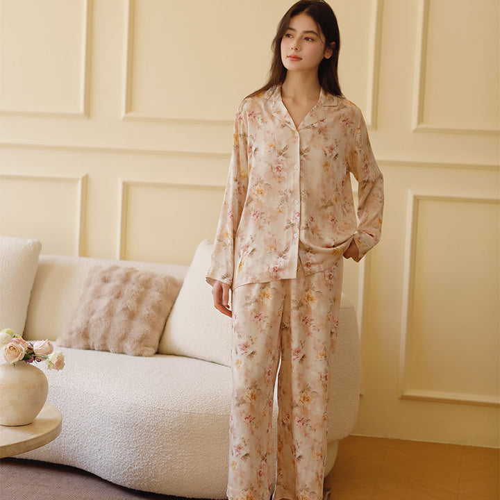 Dame komfortabel Satin pyjamasæt med blomsterdesign og elegant knapliste Stilla