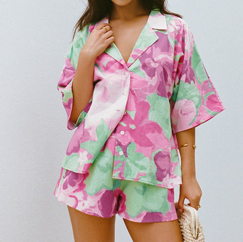 Dame afslappet sæt bestående af oversized bluseoverdel og shorts med blomstermønster Stilla
