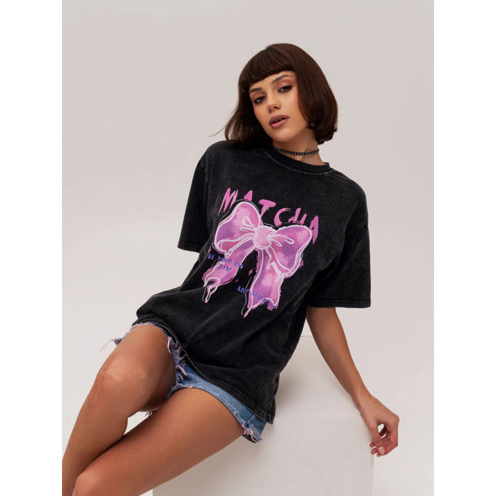 Dame T-shirt med kreativt sløjfemotiv og urbant grafisk tryk Stilla
