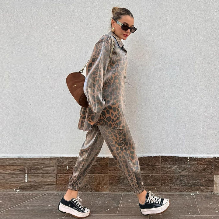 Dame sæt i let satin med trendy leopardmønster og elastisk talje Stilla