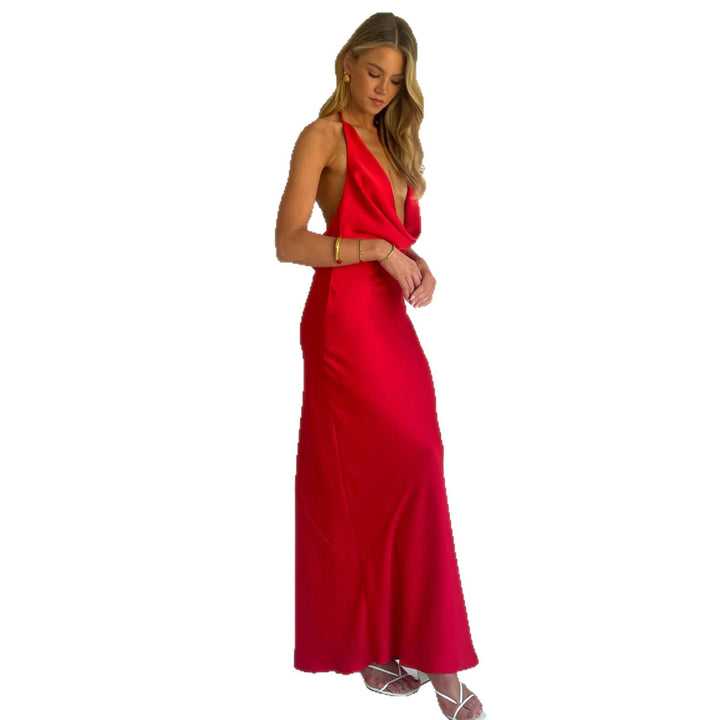 Kvinders maxikjole med off-the-shoulder design og elegant draperingsdesign Skovae