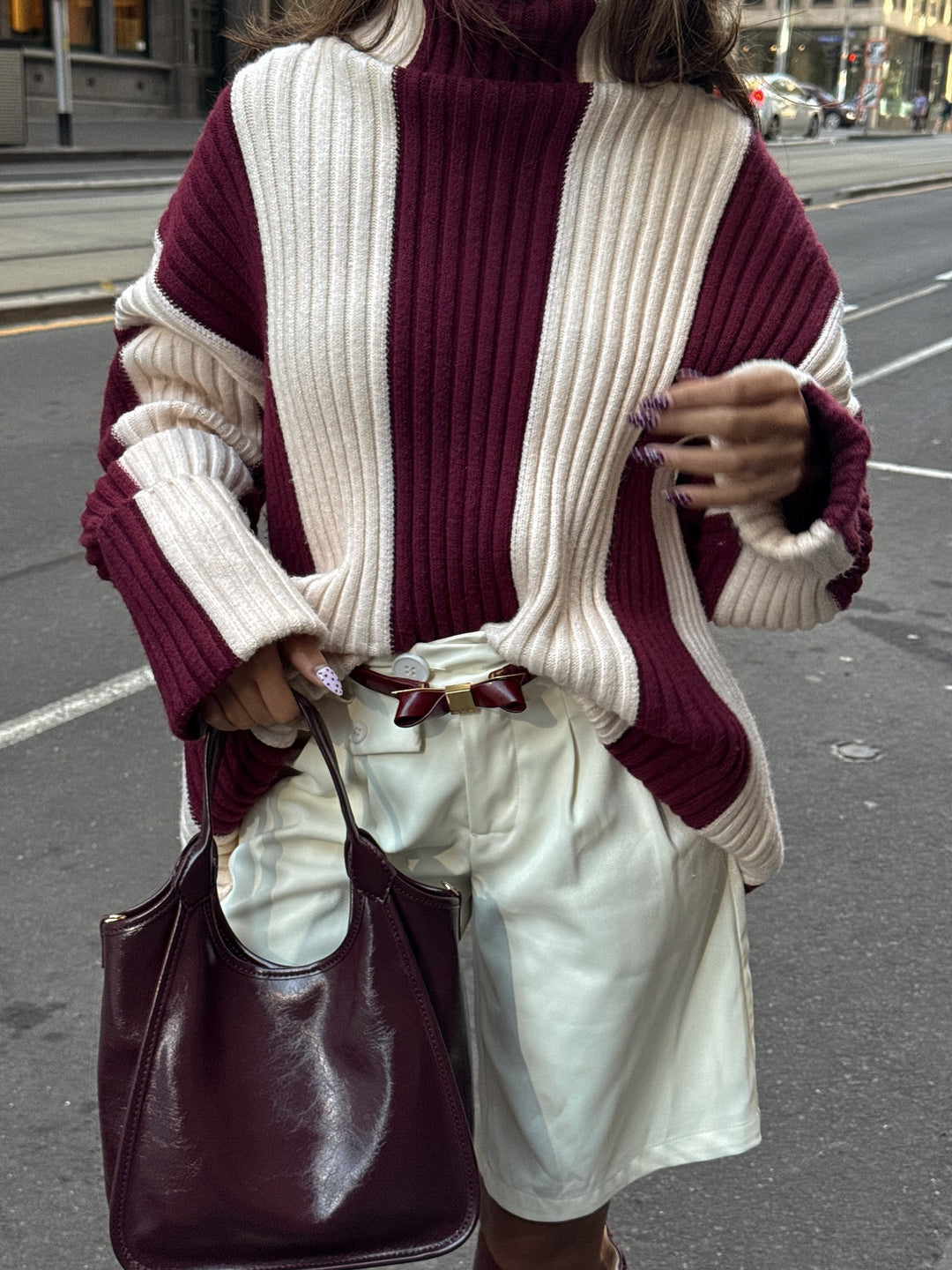 Kvinders hyggelige sweater med moderigtigt stribet mønster og høj krave Stilla