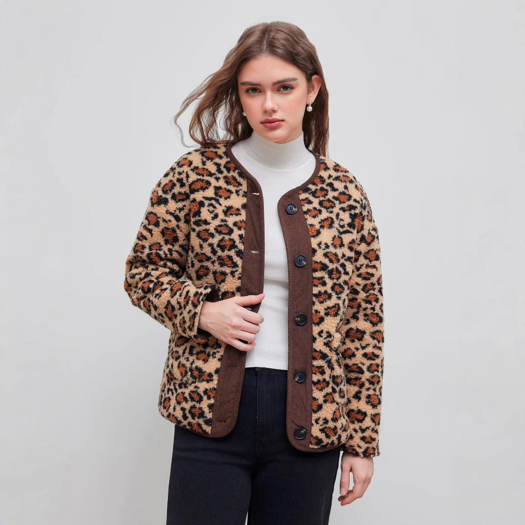 Dame hyggelig fleecejakke i trendy leopardmønster med praktiske lommer Stilla