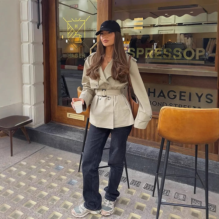 Dame trenchcoat med elegante detaljer og taljeret pasform Stilla