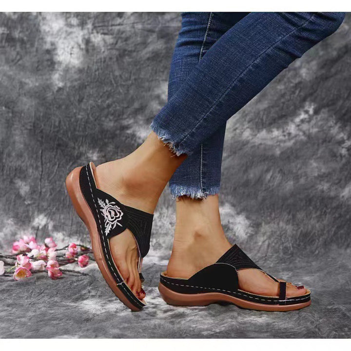 Dame komfortable tætsko-sandaler med trendy design og behagelig sål Stilla