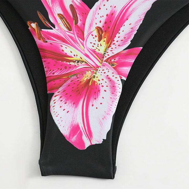 Dame bikinisæt med blomsterdesign og elegant omslagsskjørt Stilla