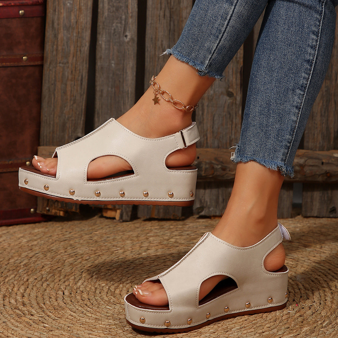 Dame wedge-sandaler med åben tåparti og originalt cut-out-design Stilla