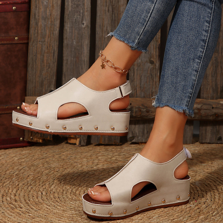 Dame wedge-sandaler med åben tåparti og originalt cut-out-design Stilla