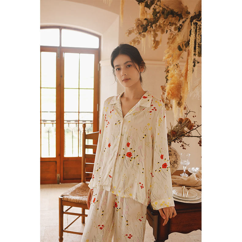 Dame pyjamasæt i flydende satin med blomsterdesign og elegante detaljer Stilla