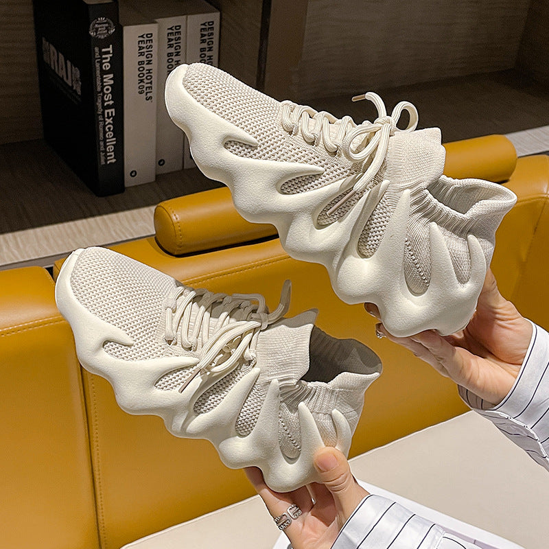 Dame Sneakers i futuristisk design med fleksibelt strik-overmateriale og innovative dæmpningsegenskaber Stilla