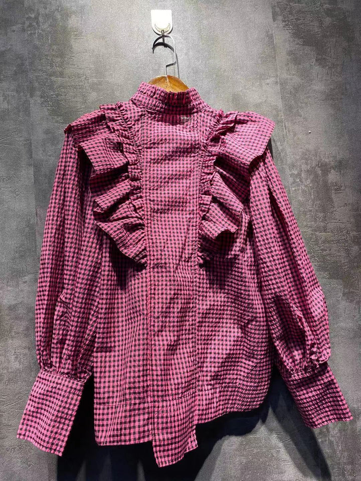 Damebluse med voluminøse flæsedetaljer og elegant ternet mønster Stilla