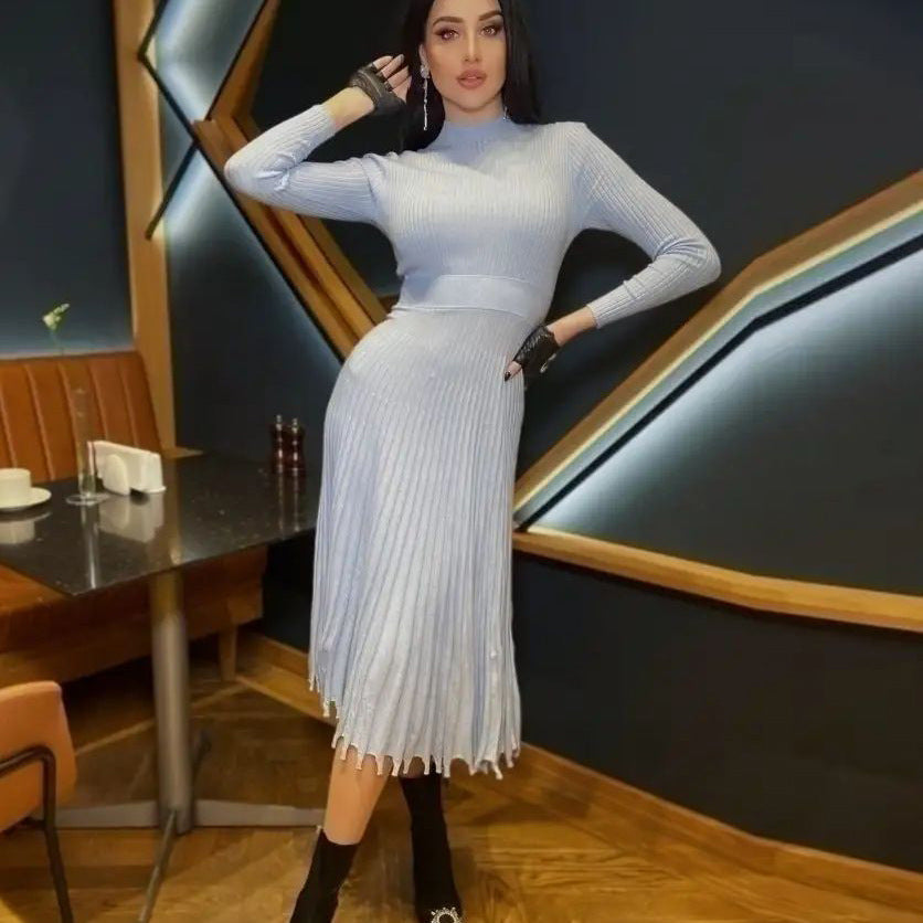 Dame elegant strikkjole med fin ribstruktur og asymmetrisk kant Stilla