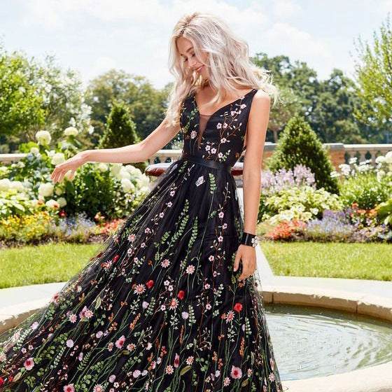 Dame Botanisk Aftenkjole med florale Broderier og volumiøs Tylllag Stilla