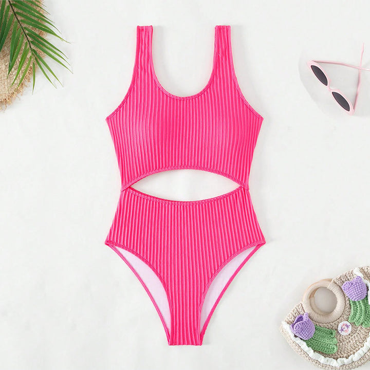 Dame en-delt badedragt med stilfuld cut-out design og elastisk ribmateriale Stilla