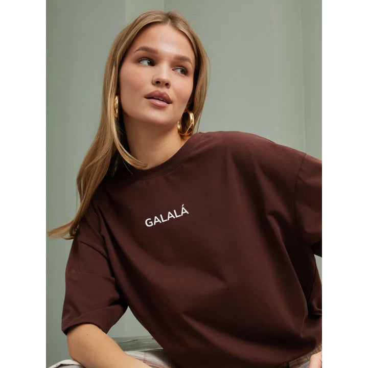 Dame T-shirt med kreativ grafisk tryk og afslappet snit Stilla