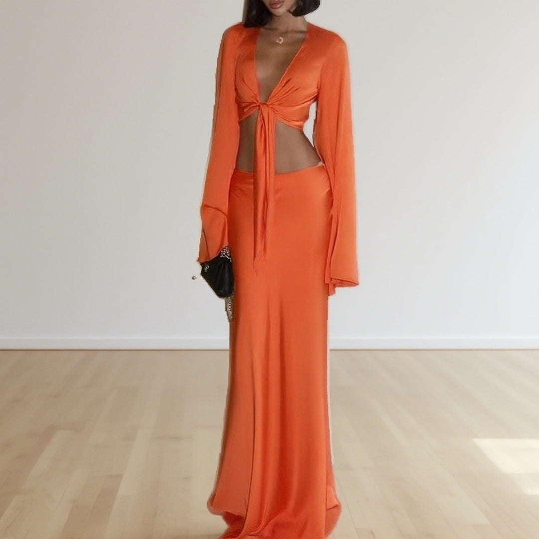 Dame sæt bestående af cropped top med lange, vide ærmer og matchende midi-nederdel Skovae