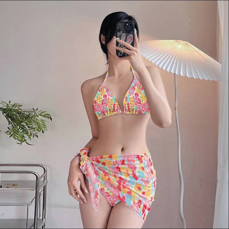 Dame bikini-sæt med legende indpakningsnederdel og et blomstret mønster Stilla