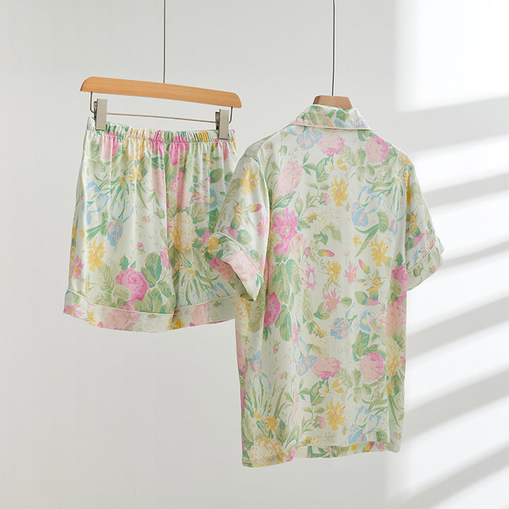 Dame sommerligt pyjamas-sæt lavet af let, åndbart materiale med blomstermønster Stilla