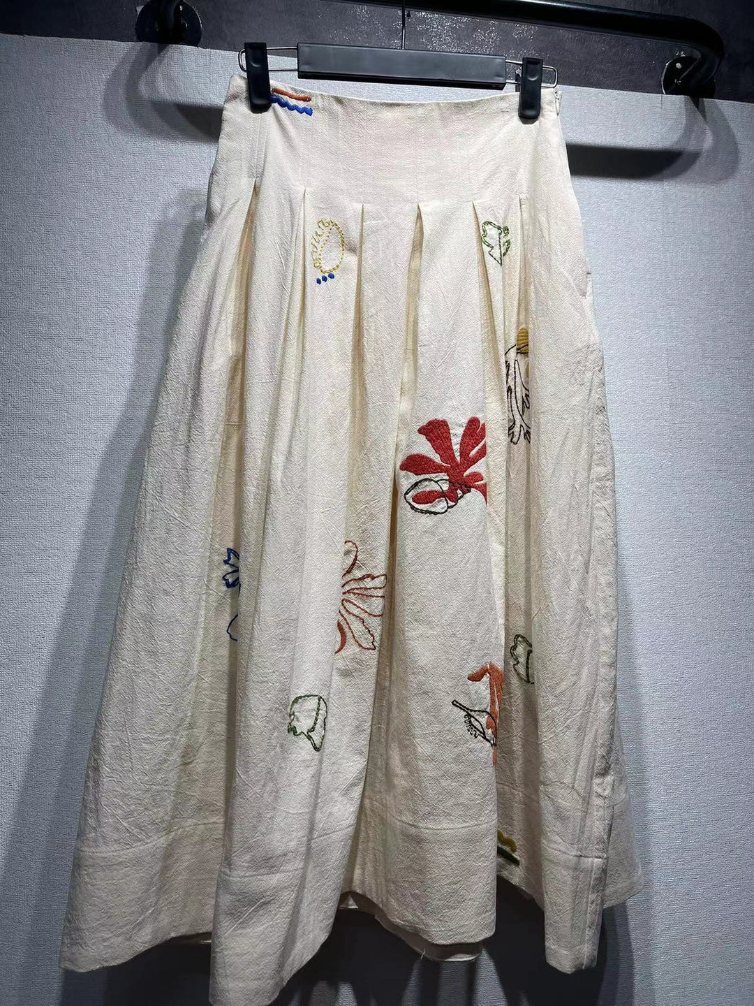 Dame knælang nederdel med kunstneriske broderier Stilla