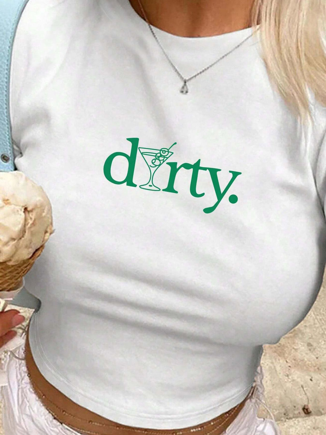Dame Crop-Top med kreativ grafisk design og moderne skrift Skovae
