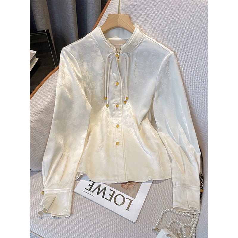 Dame elegant bluse med høj kraveform og dekorative knapdetaljer Stilla