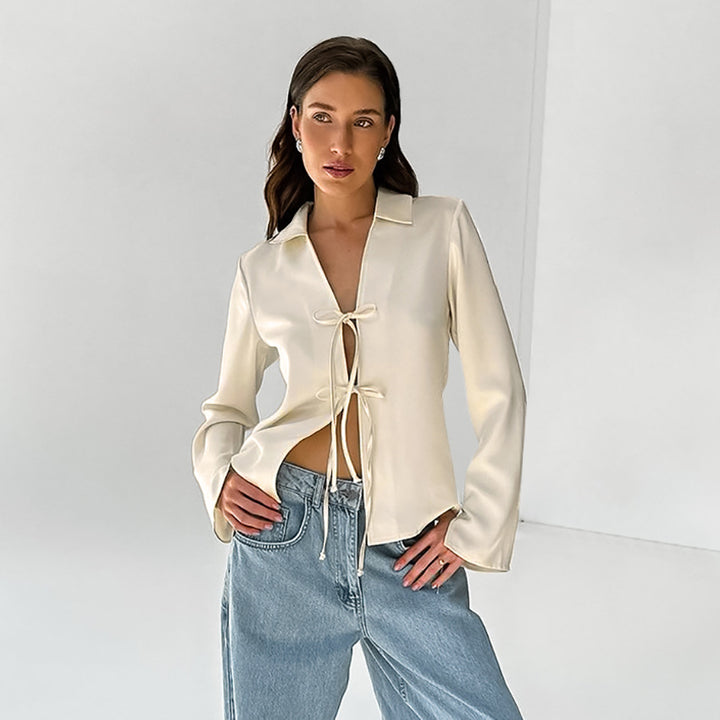 Dame satinbluse med elegant knude lukning Stilla