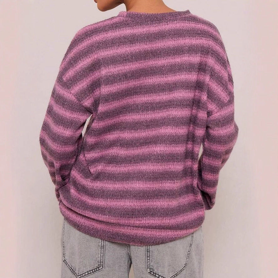 Kvinders hyggelige strikket sweater med moderne stribemønster Stilla